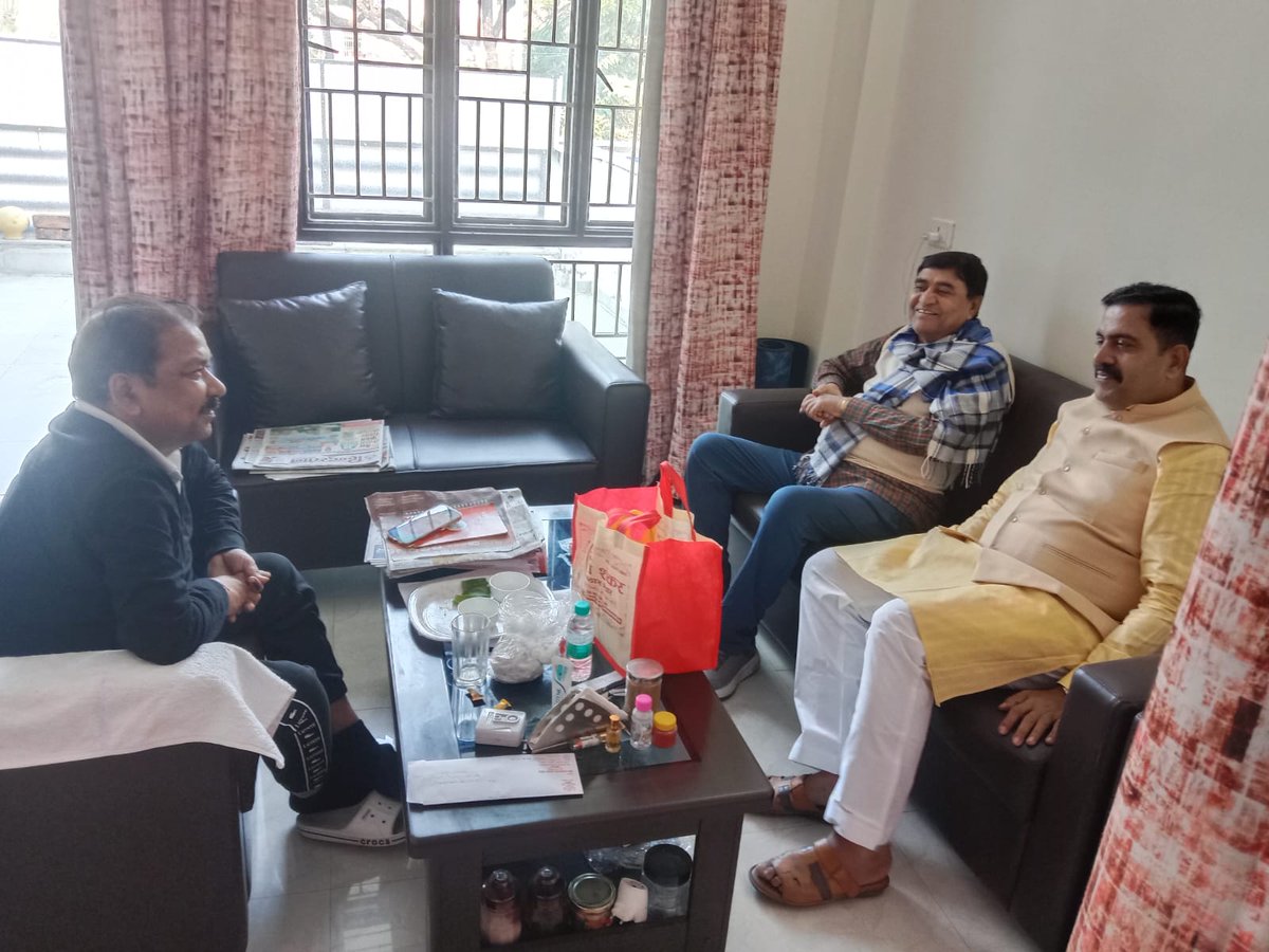 bjprajeevkumar's tweet photo. 🌸 शिष्टाचार भेंट एवं आत्मीय संवाद 🌸

आज पटना में बिहार भाजपा प्रदेश अध्यक्ष श्री दिलीप जायसवाल जी एवं सवर्ण आयोग के अध्यक्ष श्री महाचंद्र प्रसाद जी से सफलता पूर्वक चुनाव संपन्न होने के उपरांत शिष्टाचार मुलाकात हुई।

चुनाव के दौरान संगठन की भूमिका, कार्यकर्ताओं की मेहनत तथा आगामी योजनाओं को लेकर सार्थक चर्चा हुई।
दोनों वरिष्ठ नेताओं से मार्गदर्शन प्राप्त कर मन अत्यंत प्रेरित हुआ।

#BJP #Bihar #शिष्टाचार_भेंट #संगठन_समर्पण #जनसेवा