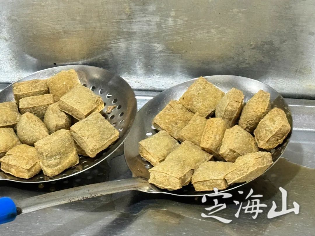 DaishanVibes's tweet image. Chen Chuming&apos;s stinky tofu in Zhoushan, has been a local favorite for nearly 40 years. From selling on the streets in 1986 to opening a shop in 1999, this iconic snack remains a must-try.#Zhoushan #foodie