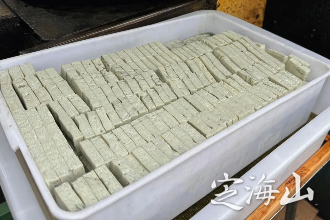 DaishanVibes's tweet image. Chen Chuming&apos;s stinky tofu in Zhoushan, has been a local favorite for nearly 40 years. From selling on the streets in 1986 to opening a shop in 1999, this iconic snack remains a must-try.#Zhoushan #foodie