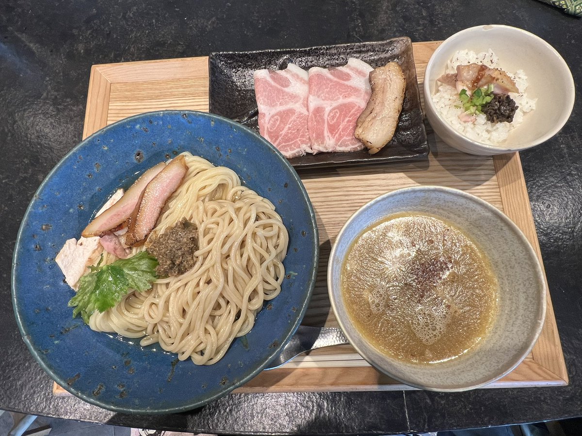 5296kobukuro_'s tweet photo. なにわ麺次郎 雅
雅×高坂鶏農園×拳

シン・カプチーノつけ麺(松茸と羅臼昆布のペースト添え)

🍜ハルユタカ麺＆雑穀麺
もちもちで、麺だけでも美味しいです✨
　　
🍚高坂鶏トリュフバターご飯は、つけ汁をかけて👍

最高のコラボをありがとうございました♡

@miyabi_menjiro 
@kobushi_ramen https://t.co/bcwaCDEygI
