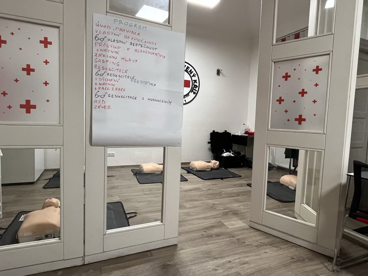 _JudgeMeNot's tweet image. Kurz první pomoci ✔️ Roky jsem to odkládala, protože “není čas”.
Přitom mě děsilo, že jednou budu potřebovat pomoct a nebudu vědět jak.
Trvalo to podvečer, hodně praxe (i ve VR).
Jistě by se hodily další hodiny a hodiny, ale už to není jen teorie :-)