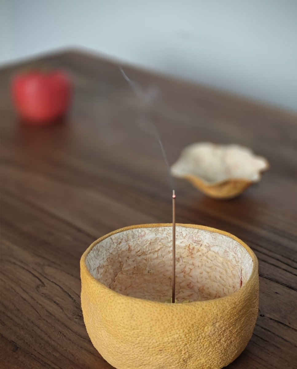 インドの小さい葉の紫檀の千鶴は歳で香炉に帰ります。 インドの小さい葉の紫檀の千鶴は歳で香炉に帰ります。