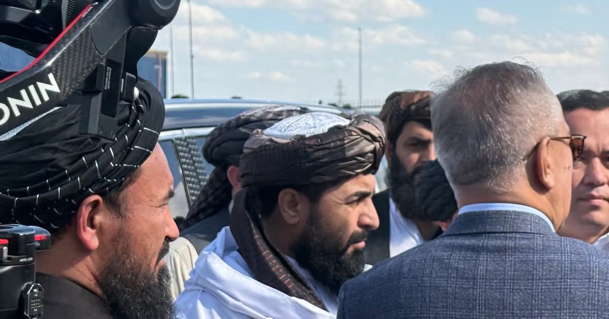 ab_stanikzai0's tweet photo. مبارک دې وي! 

په ترمذ ښار کې د افغانستان او ازبکستان ترمنځ د هوايي او ځمکني کوریډور تاریخي قرارداد لاسلیک شو، چې له لارې به د افغانستان مېوې او کرنیز محصولات اروپايي، منځنۍ او جنوبي آسیا ته صادرېږي.
دا تړون د بلخ چارواکو، افغان سوداګرو او ازبک چارواکو ترمنځ ترسره شو. https://t.co/1QnmxXfur4