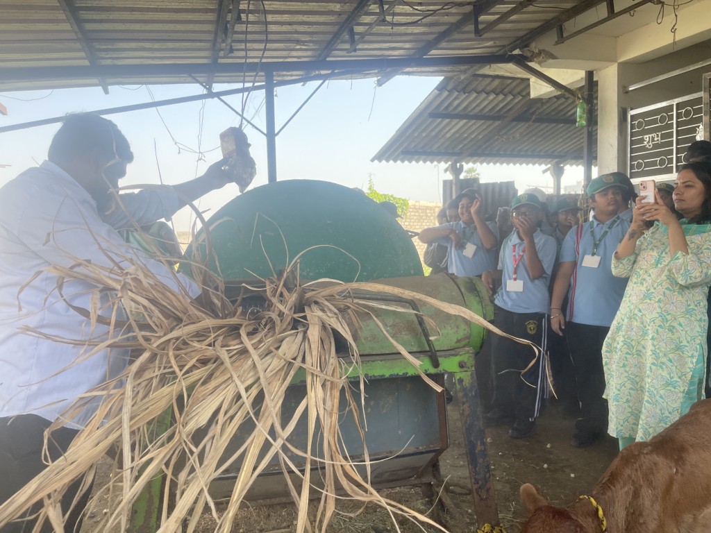 DPSTapi's tweet image. Through an experiential learning excursion to Narthan village, students of Class VI gained firsthand knowledge about rural life, traditional housing, importance of agriculture and animal husbandry and the harmony between humans, animals and nature.