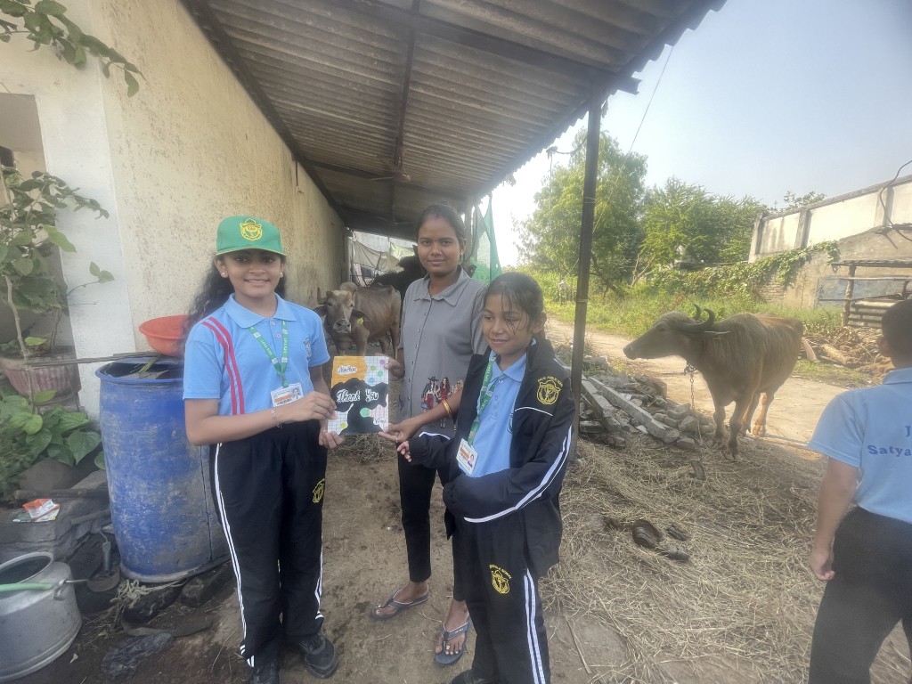 DPSTapi's tweet image. Through an experiential learning excursion to Narthan village, students of Class VI gained firsthand knowledge about rural life, traditional housing, importance of agriculture and animal husbandry and the harmony between humans, animals and nature.