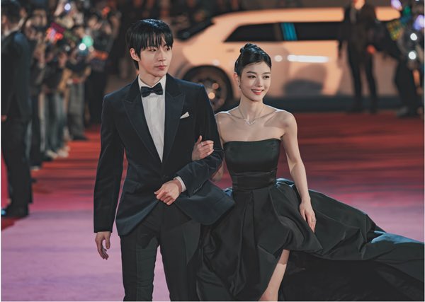 허인강과 함께 레드카펫을 밟으며 입장하는 백아진과 허인강의 스틸컷