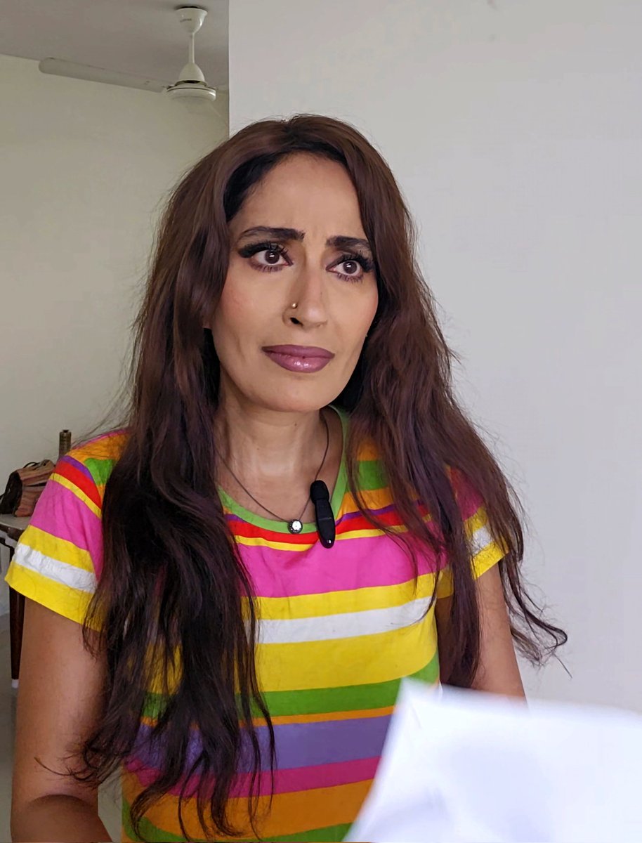 ShraddhaKaul1's tweet image. &quot;No I  shan&apos;t hide my mic. It needs recognition &amp;amp; validity too. Equal rightsss!!&quot; The crew looked on sipping chai in the cold sun
: )🥰🙂  
#bollywood #headshot #screentest #acting #audition #screenshot #filmindustry #sound #mic #humor #indianwoman

#ShraddhaKaul