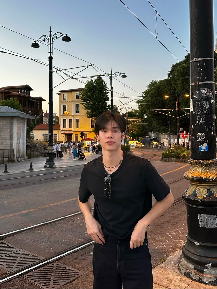 พีค ภีมพลค่ะ #peakpeemapol
นักแสดงที่แจ้งเกิดด้วยซีรีส์วายยุคแรก ๆ make it right (รักออกเดิน) และยังคงมีผลงานในวงการมาอย่างต่อเนื่อง ละครสลักรักในแสงจันทร์ที่เพิ่งจบไปก็มีกระแสตอบรับที่ดีมาก ๆ พีคมีทัศนคติดี อยากเห็นพีคได้มาพูดคุยแลกเปลี่ยนประสบการณ์ต่าง ๆ ที่ผ่านมากับ knd ค่ะ 🙇🏻‍♀️