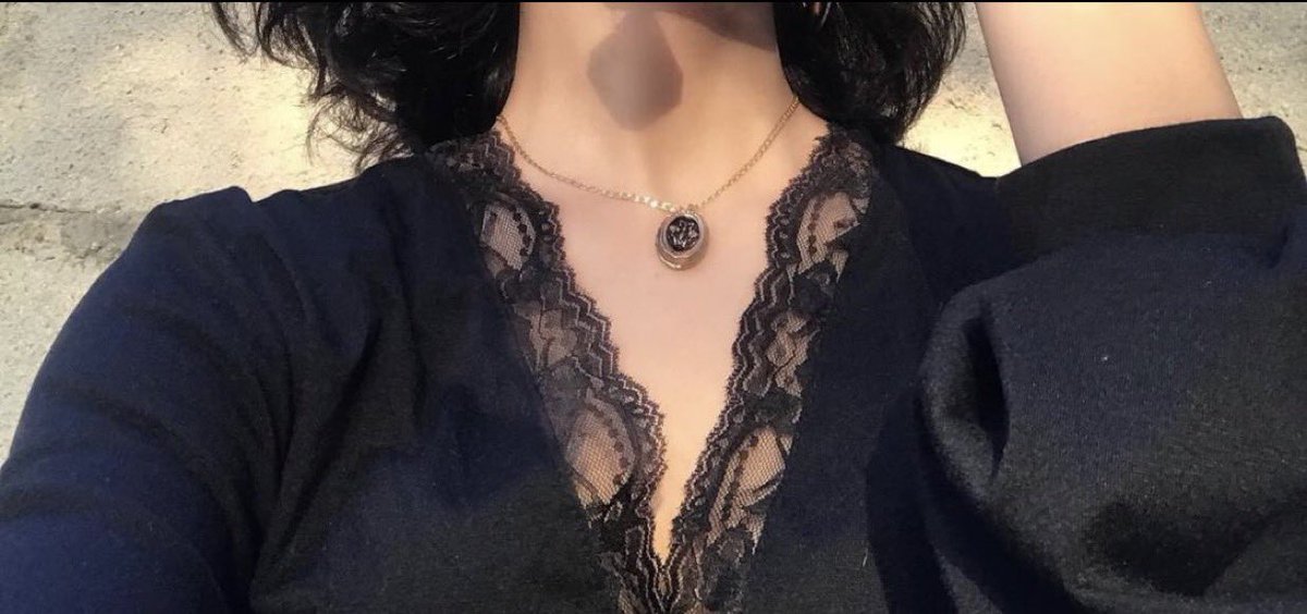 يا شبه شقراء لعوب ماتعرف الحديد 
تمشط بعطر الشرف وتلبس جلالها 
تلعب مع النود لا حرك غصون الجريد 
ومامس شامة نحرها كود سلسالها

❤️❤️