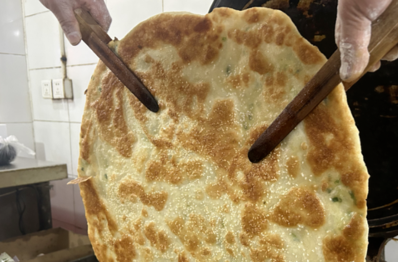 DaishanVibes's tweet image. The flaky thousand-layer pancakes in Dinghai, Zhoushan are a must-try! 🥞😋 With their unique sauce and crispy crust, they offer an unparalleled carb-loaded satisfaction! Don&apos;t miss out! #foodie