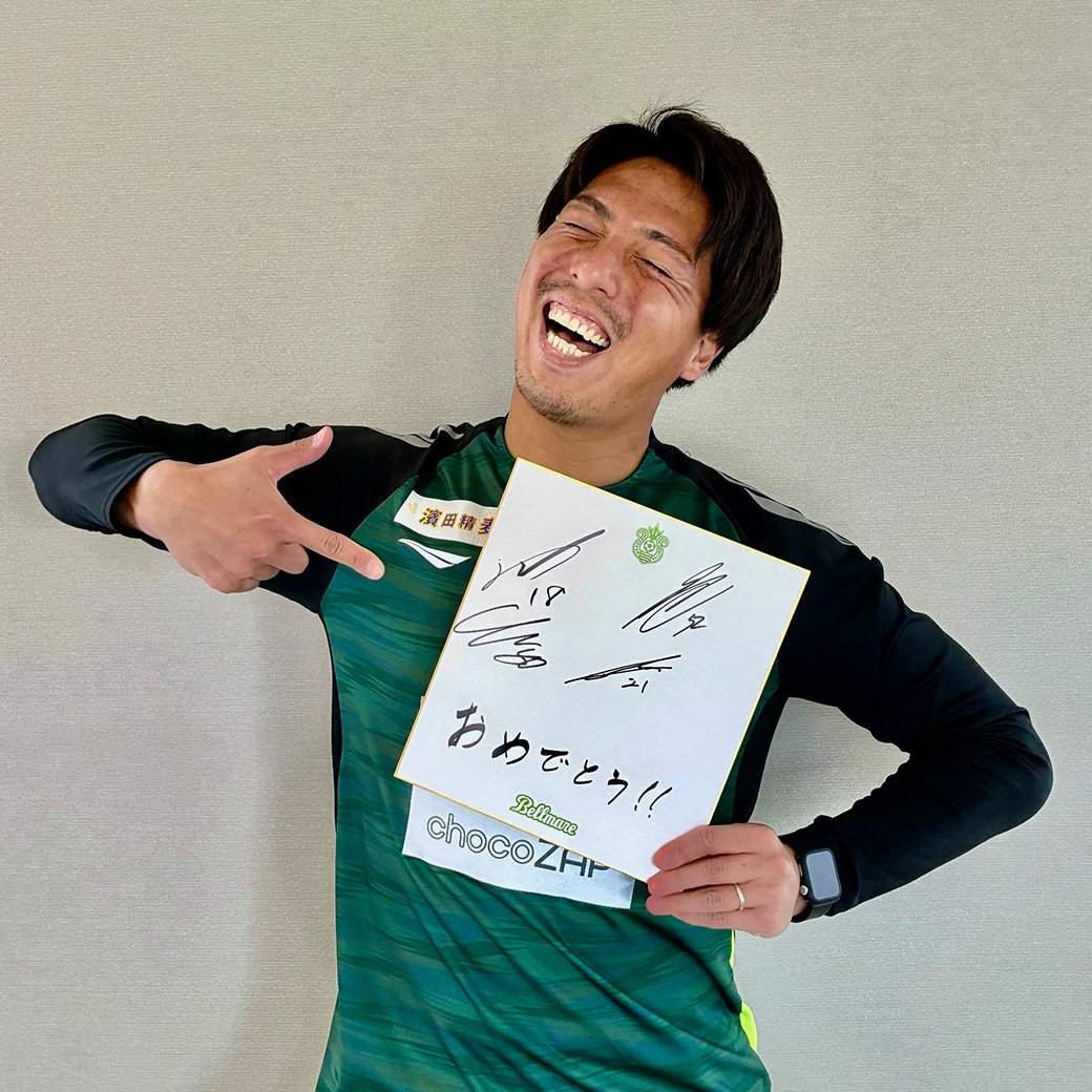 bellmare_staff's tweet photo. 🔥販売開始🔥

数量限定「限定アイテム付きオンラインくじ」販売開始！
ここでしか手に入らない、くじ限定アイテムを5種類ラインナップ✨
選手直筆サイン入りグッズが当たるチャンスも🎯

⏰販売：11月25日（火）13:00 まで

ご購入はこちら🛒
https://t.co/J0GfGoUcs7

#bellmare https://t.co/yONjMePj3f