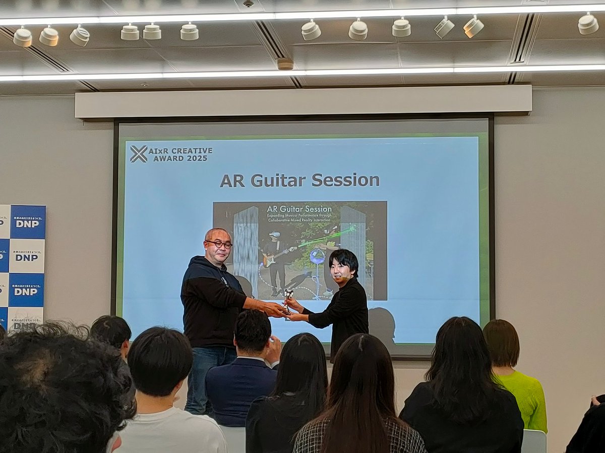 【速報】🏆個人部門 受賞
『AR Guitar Session』Ekito氏 他

ギター演奏×AR空間。2人の動きが重なり、音楽とエフェクトが即興的に変化する共創型体験です。
おめでとうございます！🎉

#AIxRクリエイティブアワード2025
👇配信中
youtube.com/watch?v=iJliGf…