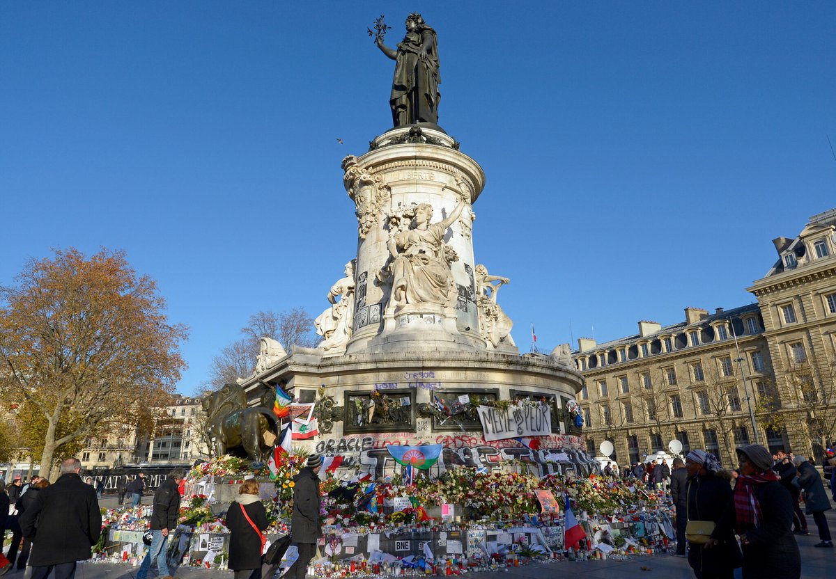 Une journée d'hommages aux victimes est organisée aujourd'hui à Paris et au Stade de France à Saint-Denis, dix ans après les attentats djihadistes du 13 Novembre, qui ont traumatisé le pays et fait 132 morts et plus de 350 blessés.

Suivez notre direct ➡️ l.leparisien.fr/bHuo