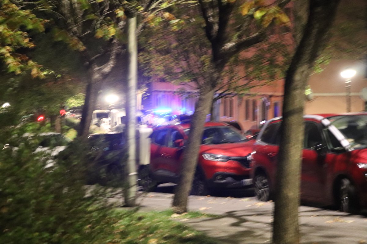 Agertu da lehen Ertzaintza patruila. BATU ERRESISTENTZIARA!

Ha aparecido la primera patrulla de Ertzaintza. BATU ERRESISTENTZIARA

📍Lehendakari Agirre 82, Basauri

#BasauriEtxegabetzea
#DesahucioBasauri
#CerberusekEtxegabetzenDu
#CeberusDesahucia