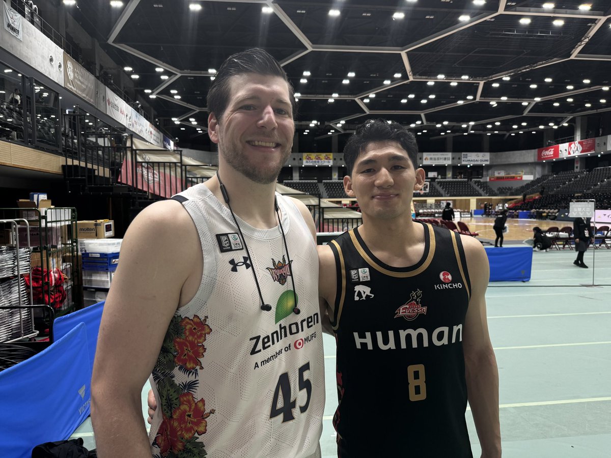 osakaevessa's tweet image. 〝琉球戦おまけ〟

#植松義也 選手 × #ジャック・クーリー 選手🤝

#大阪エヴェッサ #琉球ゴールデンキングス #琉球方面へ届け