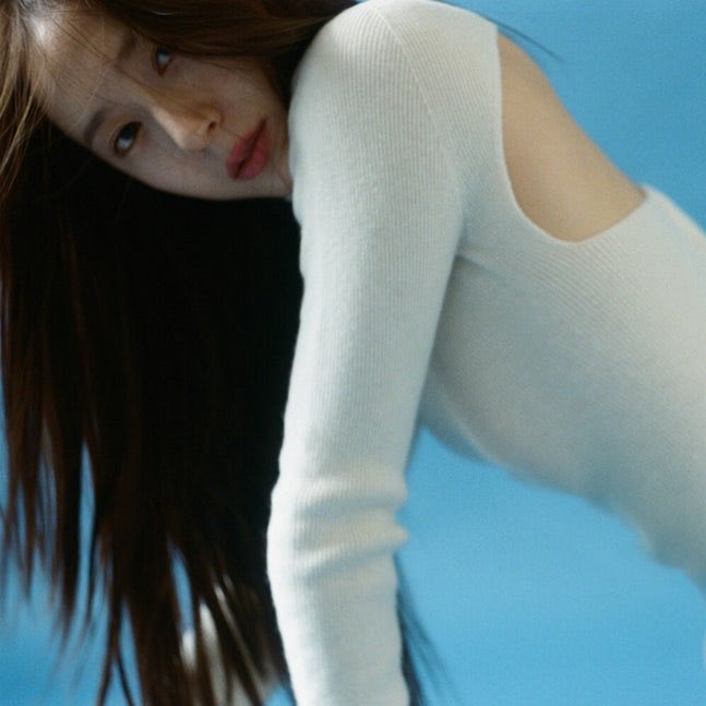 Krystal unveils the cover for her first solo single “Solitary”, set to be released on November 27.
#KRYSTAL