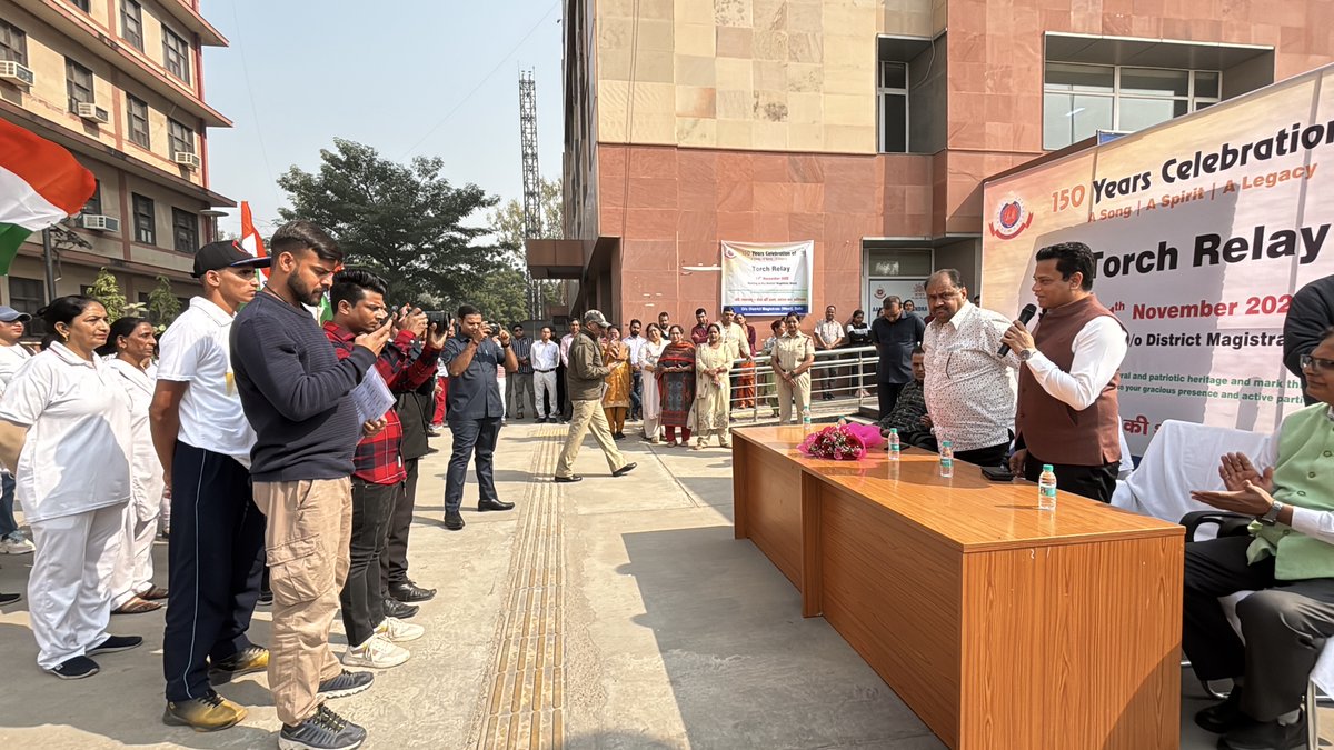 TrinityFound002's tweet image. The District Magistrate (West Delhi) hosted a #TorchRelay to mark 150 years of #VandeMataram 🇮🇳 in association with @IACTEducation &amp;amp; @TrinityFdn_India.
Shri Nitin Shhakya (SDM) &amp;amp; Dr. Sameer Bhatti inspired the youth with their words of unity &amp;amp; patriotism! ✨
#DelhiYouth