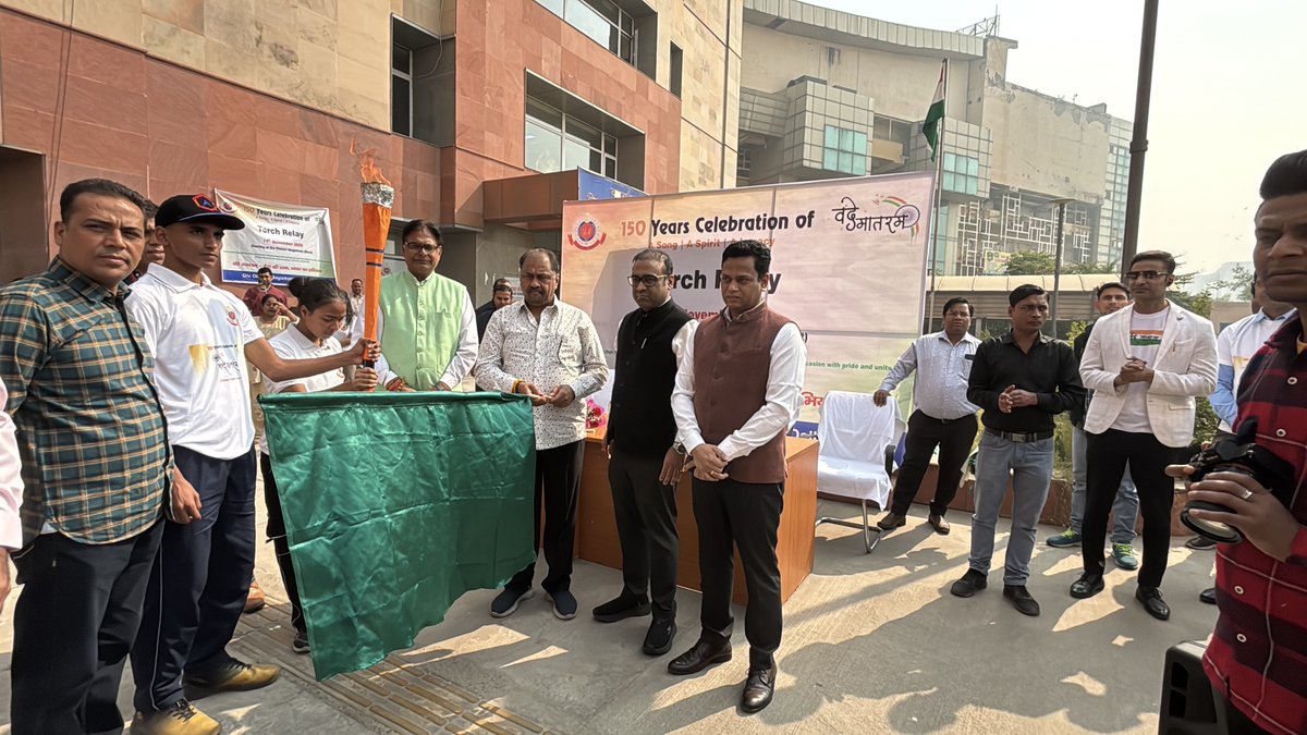 TrinityFound002's tweet image. The District Magistrate (West Delhi) hosted a #TorchRelay to mark 150 years of #VandeMataram 🇮🇳 in association with @IACTEducation &amp;amp; @TrinityFdn_India.
Shri Nitin Shhakya (SDM) &amp;amp; Dr. Sameer Bhatti inspired the youth with their words of unity &amp;amp; patriotism! ✨
#DelhiYouth