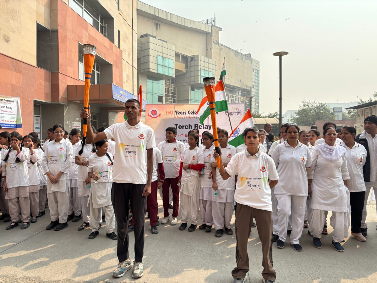 TrinityFound002's tweet image. The District Magistrate (West Delhi) hosted a #TorchRelay to mark 150 years of #VandeMataram 🇮🇳 in association with @IACTEducation &amp;amp; @TrinityFdn_India.
Shri Nitin Shhakya (SDM) &amp;amp; Dr. Sameer Bhatti inspired the youth with their words of unity &amp;amp; patriotism! ✨
#DelhiYouth