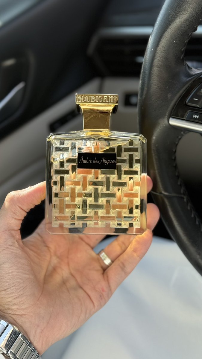 #رابطة_عشاق_العطور 

اذا تحب ريفلكشن من امواج بنسختيه
سواءً العادية او نسخه 45 الاغلى سعراً
و تشعر ان عطر قوتشي قيلتي اليكسر
جالب للاطراء و المديح و الثناء
ولكن رائحته بالنسبه لك نوعاً ما صناعيه

خذ عطر امبري ديس ابيسيس من هوبيغانت
جاي بينهم وتحس انه اقرب لقوتشي
بأداء ممتاز 👌