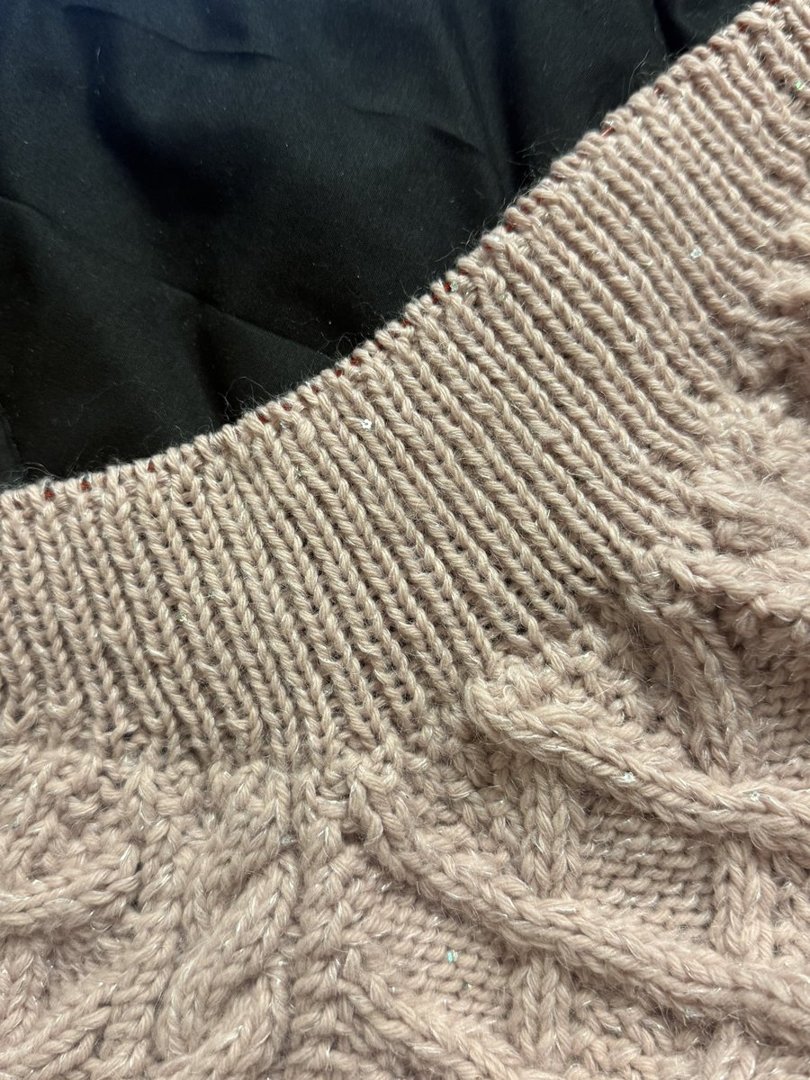 한쪽 소매 끝내고 카라 경사뜨기까지 우다다 뜨기
땡스기빙 연휴 끝나기 전에 완성하는 게 목표 +_+