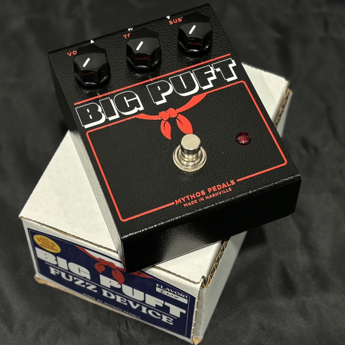 shima_togo's tweet image. 島村楽器限定仕様モデル！ブラックに赤いリボンが可愛いですね😎Mythos Pedals Big Puft Jr. IVN！Big Puftはまろやかで滑らかな音から灼熱のファズレベルまで自在に表現可能なおすすめのモデル！
#Mytohs　#東郷　#Fuzz
store.shimamura.co.jp/ec/pro/disp/1/…