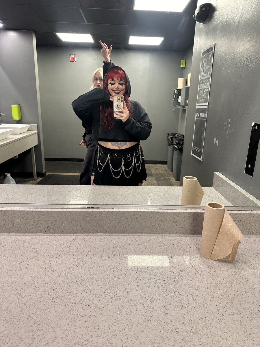 mindlessgarbage's tweet image. successful night separating men from their money: clown edition