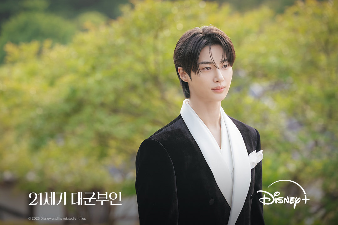 ピョンウソク×IUが主演の「21世紀の大君夫人」のスチールが公開された