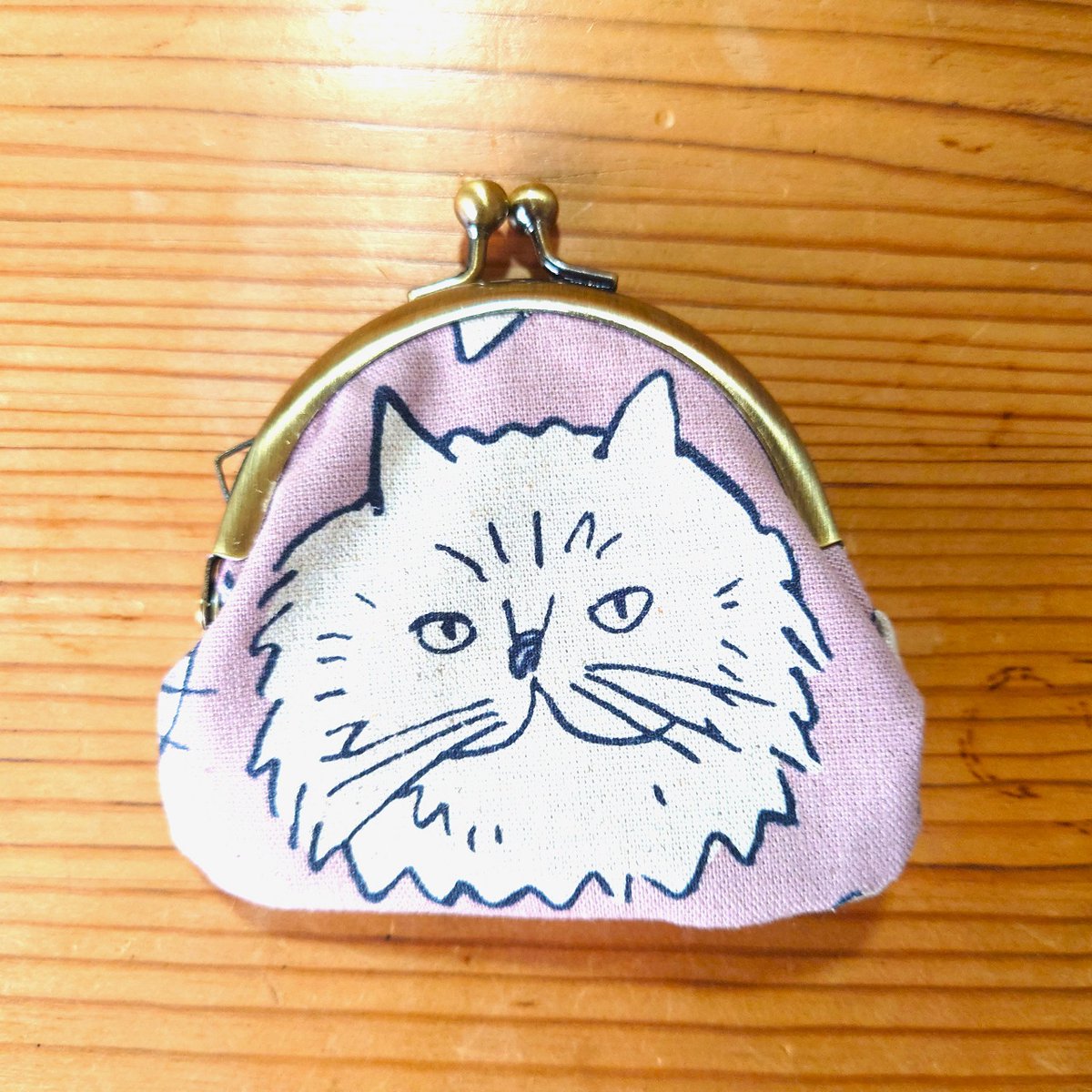 最近、がま口のポーチや財布を取り扱いはじめまして。 本日、手書き風