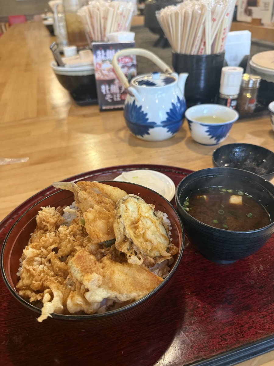 junko_g5's tweet image. 📍姶良市脇元371-1、吹上庵 姶良店

✍️天丼（赤だし付）¥1000
✍️とり天ごぼうそば¥860
✍️おむすび（しゃけ）¥190

天丼がボリューミーだったのか、私が卓上のお漬物を食べすぎたのか、とにかく腹パンになりました😂

#鹿児島グルメ