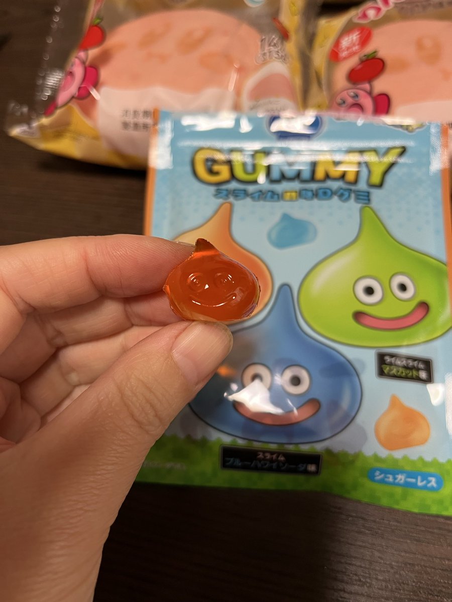 maimaikatatumur's tweet image. 子ども達に、ファミマのカービィコラボパン買って来て〜！と言われて買いに行ったら、スライム見つけて買ってしまった。

目が三つある子がいた‼️