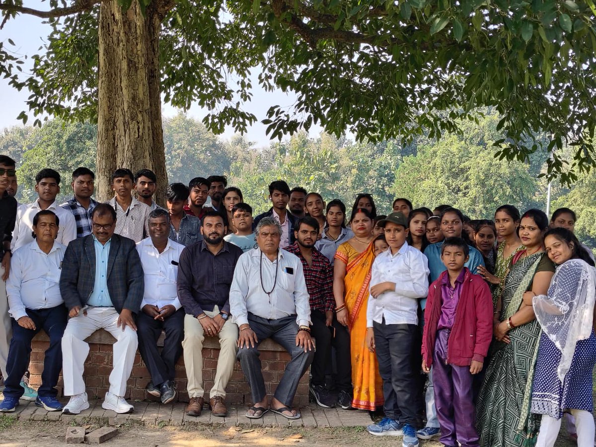 #बहराइच 
जनपद के छात्र #जेतवन #श्रावस्ती में शैक्षिक भ्रमण पर उनके प्रिंसिपल श्री गुप्ता जी के निवेदन पर कि इन छात्रों को श्रावस्ती जेतवन का इतिहास बताओ।
मैने कहा विश्व इतिहास में सबसे मंहगी जमीन में आप सभी का स्वागत।क्योंकि यह जमीन अनाथपिंडक ने स्वर्ण मुद्राएं बिछाकर खरीदी थी।