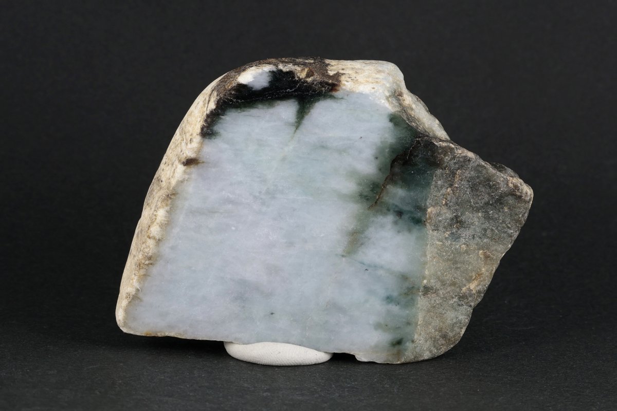 本日は、ミャンマー産翡翠(ジェダイト:Jadeite)の一部磨き石を出品しま