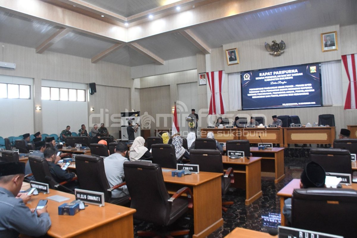 DISKOMINFOSAN's tweet image. DPRD Sukabumi sampaikan pandangan umum fraksi atas Raperda Pencegahan &amp;amp; Penanggulangan Kebakaran.

Pandangan ini jadi dasar penyempurnaan kebijakan keselamatan publik.

Baca berita selengkapnya di👇
web.sukabumikab.go.id/web/b/6146.asp

#KabupatenSukabumi #Raperda #DPRDSukabumi