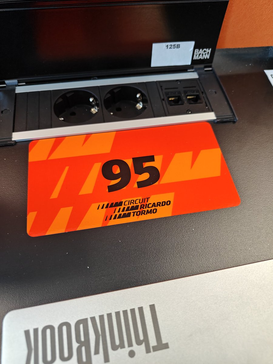 Aan mijn plaats in het media center dit weekend zal het niet liggen ✊🇳🇱

#ValenciaGP