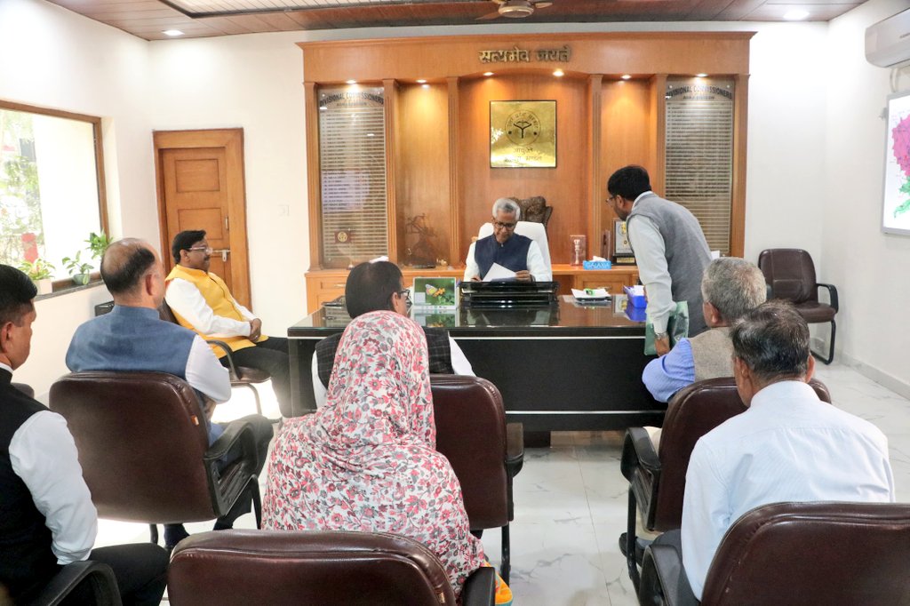 मण्डल आयुक्त कार्यालय कक्ष में #जनता_दर्शन में आए आमजन की समस्याओं को सुना. संबंधित अधिकारियों को गुणवत्तापूर्ण व समयबद्ध निस्तारित करने हेतु निर्देशित किया.

<a href="/CMOfficeUP/">CM Office, GoUP</a>