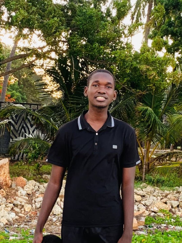 allmimkimie's tweet photo. Anaitwa Dawson Dominic Mwesiga, umri miaka 25 mkazi wa mbezi beach ila iyo siku 29Oct alitoka home akaenda ubungo. Hosp zote hayupo, vituo vya police hayupo, tunasubiria siku 40 walizotoa serikali zikipita kama hatujampata basi tutafanya ibada. Mwenye taarifa please tuwasiliane https://t.co/DlAcUQgo2F