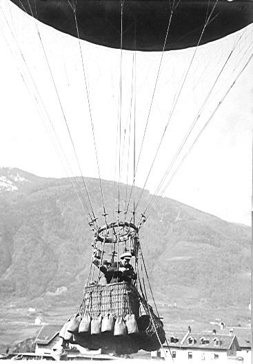 Touriseum's tweet image. 🎈Es ist Zeit für das Dolomiti Balloonfestival!
Schon im Jahr 1912 stieg vom Sportplatz in Untermais der Heißluftballon Tirol in die Lüfte.
🎈È tempo di Dolomiti Balloonfestival!
Già nel 1912 dal campo sportivo di Maia Bassa si è alzata in volo la mongolfiera Tirol. 
#touriseum