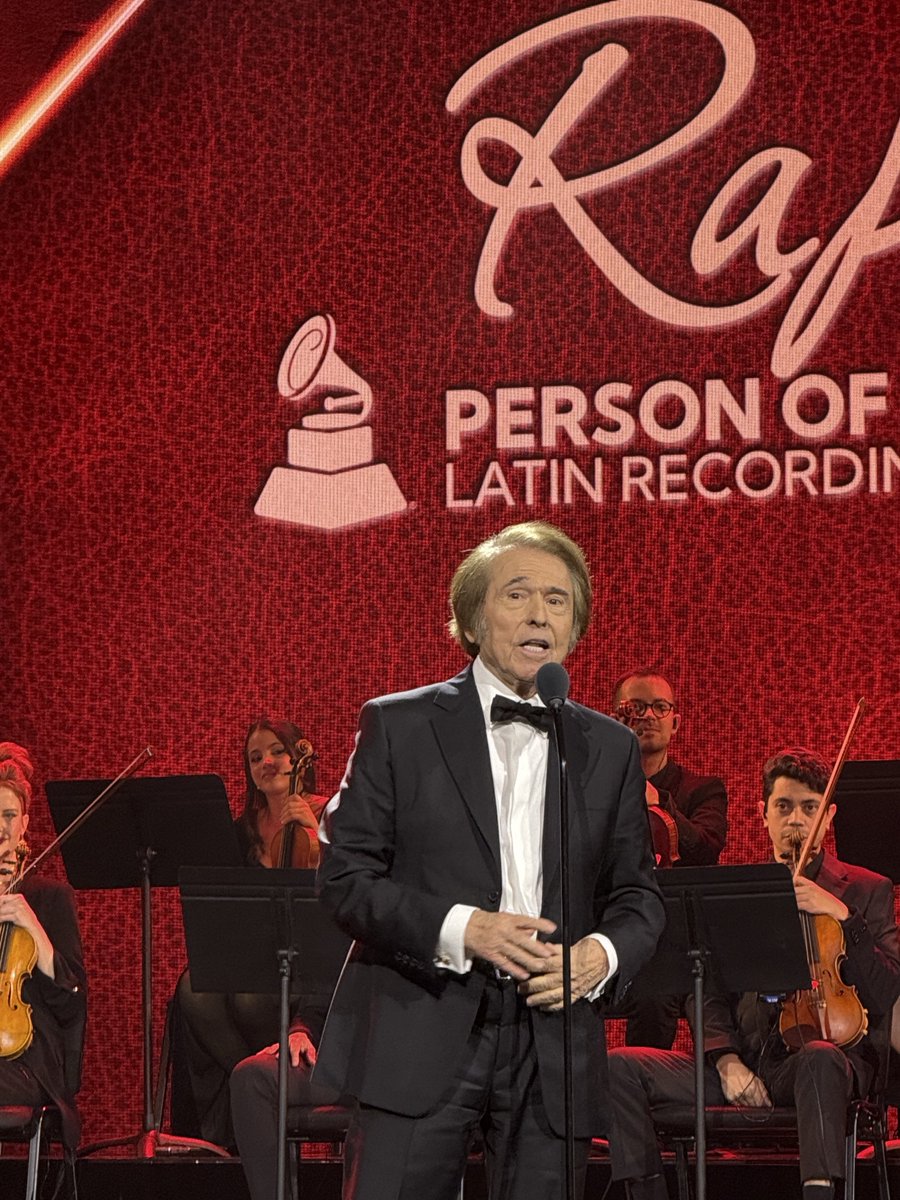 ¡Enhorabuena, @raphaelartista! ⭐️ El Movistar Arena de Madrid ha acompañado esta noche al gran maestro en el evento en el que se reconoce como “Person of the year” en los Latin Grammy 2025 que se celebran en Las Vegas. Un evento muy emotivo que ha contado con actuaciones como la