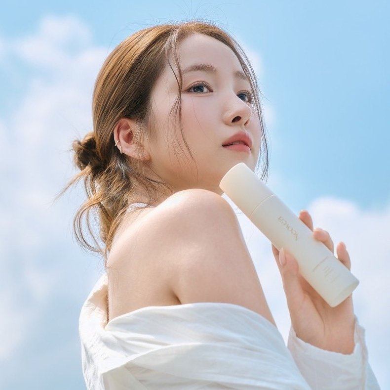 eunhalilac_'s tweet photo. brands missed the chances to get this face card as their ambassadors, to the point she made her own brand https://t.co/tCxpp7qat3
