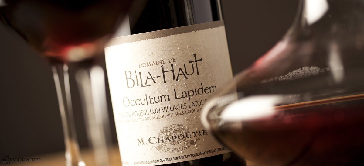 🖤 Occultum Lapidem, “la piedra oculta”, nace en los suelos pedregosos de Latour-de-France, esquisto devónico, gneis y caliza, donde Syrah, Garnacha y Carignan se expresan con fuerza y elegancia.