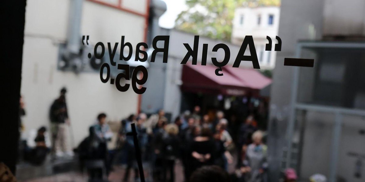 Açık Radyo 30 yaşında! Bugün doğum günü, kutlu olsun. Nice nice yıllara
<a href="/acikradyo/">Apaçık Radyo</a>
Geçen sene kapatma kararı verildiği sıralarda erken bir otuzuncu yaş kutlaması yazısı yazmıştım.  "Benim Açık Radyo!" Benim Açık Radyo! k24kitap.org/benim-acik-rad… <a href="/kitapkritik24/">K24</a> aracılığıyla