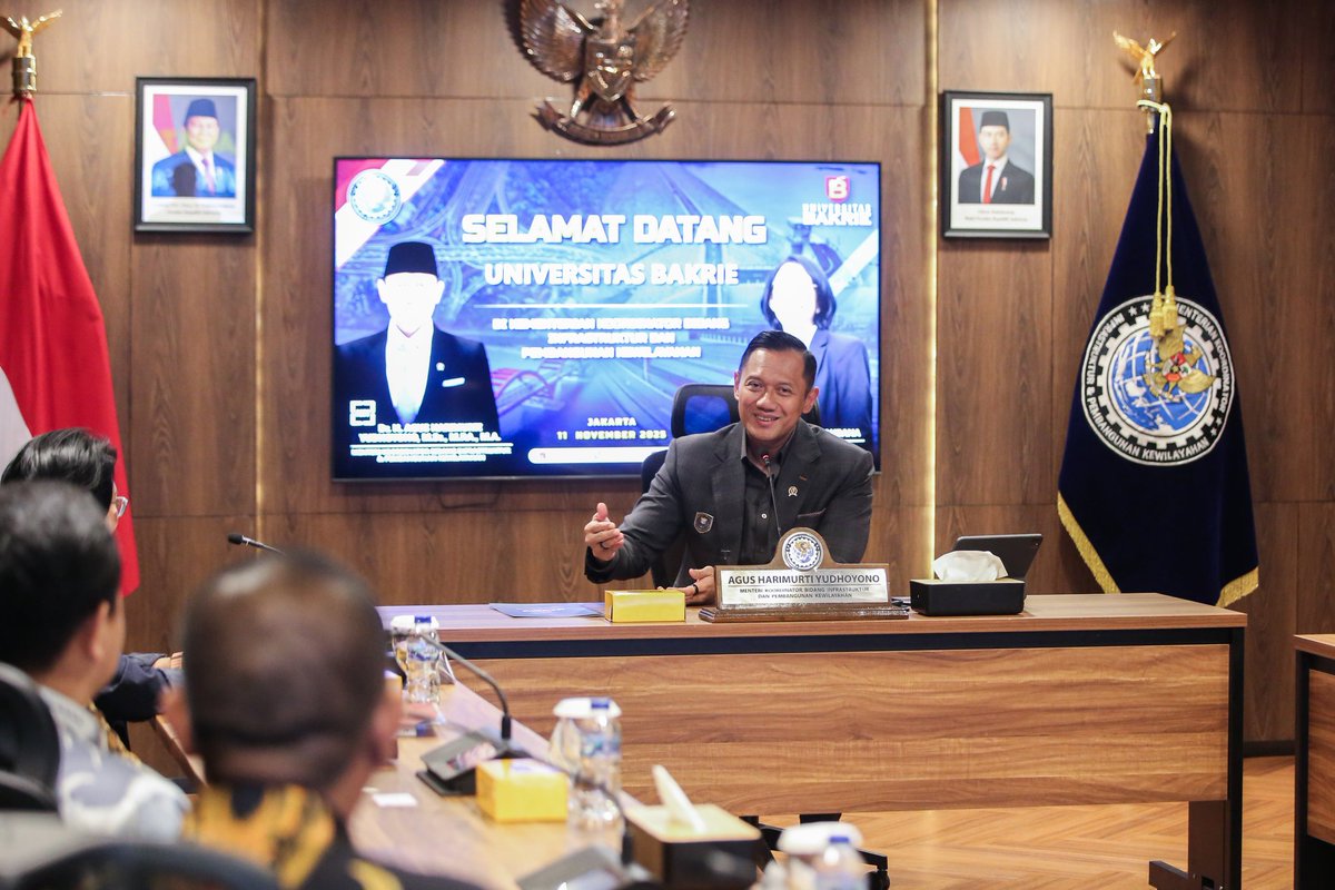 AgusYudhoyono's tweet photo. Menerima Rektor Universitas Bakrie, Prof. Sofia W. Alisjahbana, bersama para Dekan dan jajaran pimpinan universitas pada Selasa sore (11/10). Kami berdiskusi tentang banyak hal, terutama mengenai penguatan infrastruktur pendidikan dan berbagai peluang kolaborasi strategis dengan salah satu perguruan tinggi swasta terbaik di Jakarta, Universitas Bakrie.

Terima kasih atas kunjungannya dan diskusi yang penuh semangat di kantor @KemenkoInfra.