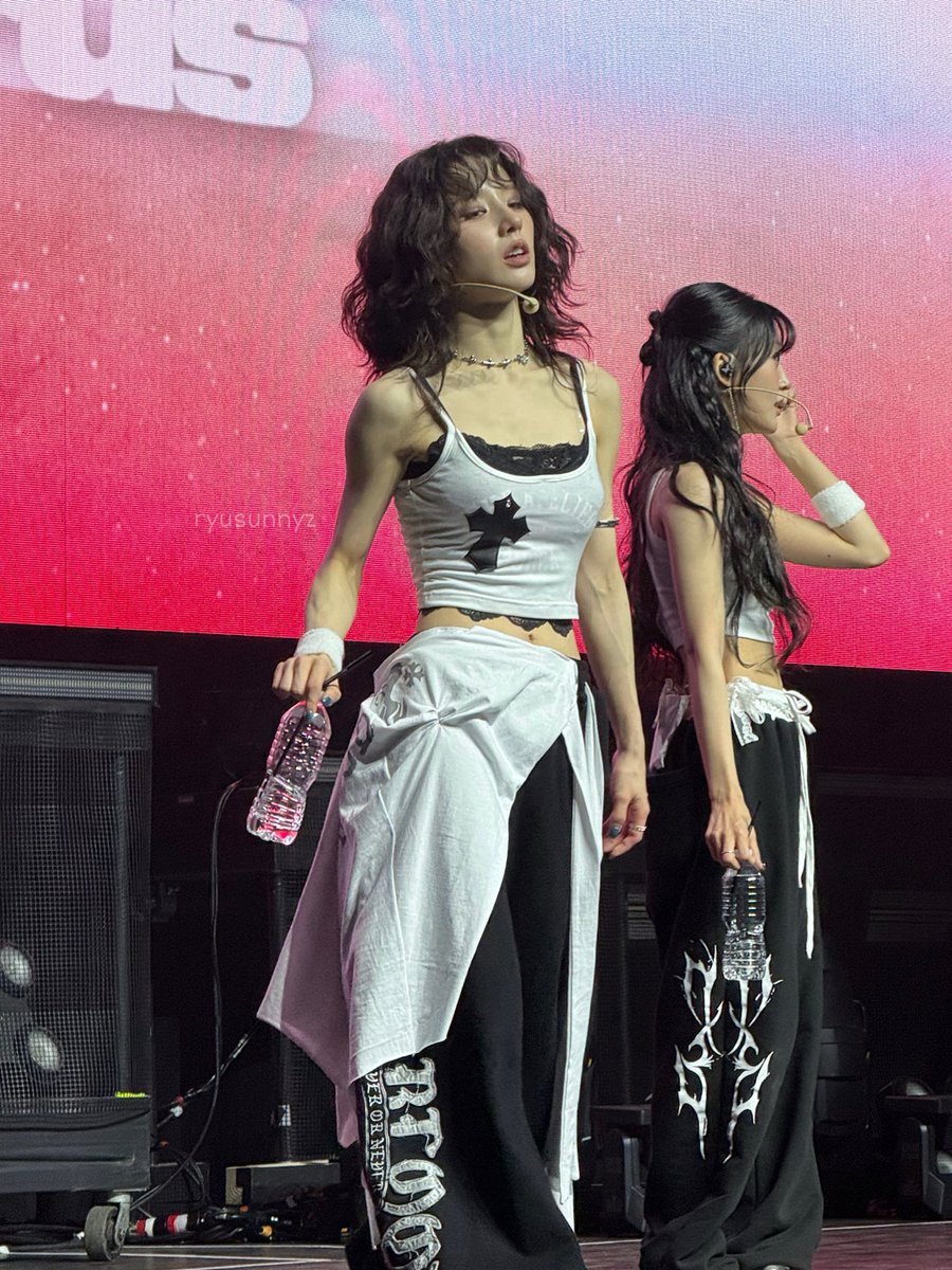 ryusunnyz's tweet image. HER ARMS. GOOD HEAVENS.

#HEEJIN #희진 #ARTMS #아르테미스 #Grand_Club_Icarus #ARTMSinMadison