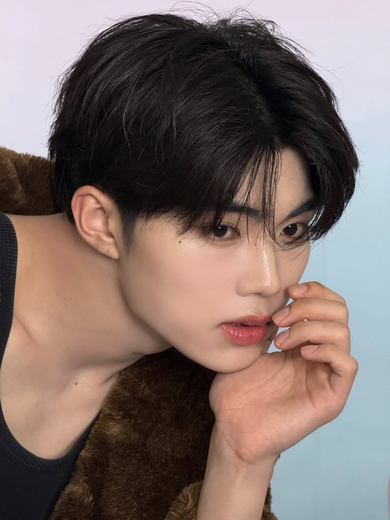 gunwoogk's tweet image. the set stayed silent except for the sound of the shutter, every pose fell naturally into place. it caught a moment that didn’t need to prove anything.