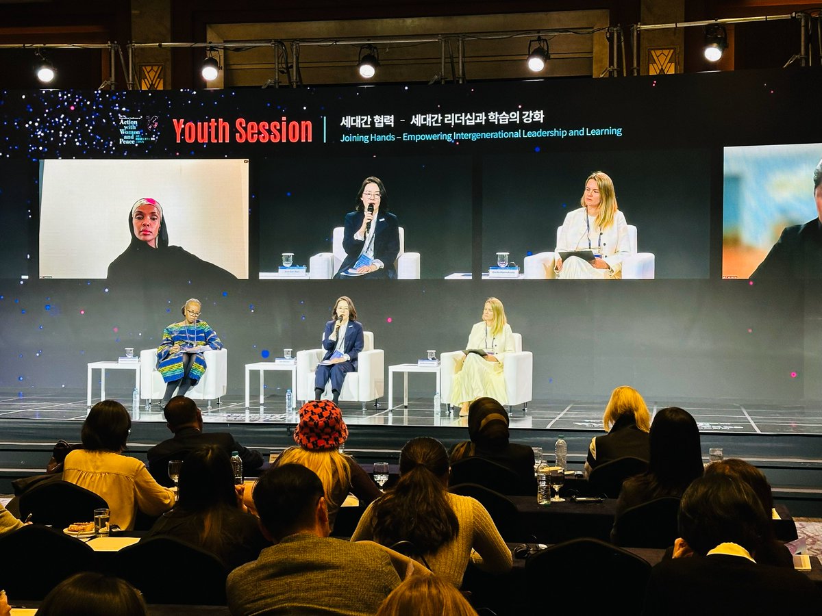 유엔난민기구는 외교부 주최 &lt;제7차 여성과 함께하는 평화 국제회의&gt;에 참석했습니다.
난민 여성·소녀는 위기 속에서도 밝은 미래를 위한 변화의 주축이 될 수 있습니다.
전 세계 난민 여성·소녀가 평화를 촉진하는 리더십을 마음껏 발휘하도록 오늘 논의가 더 큰 관심과 연대로 이어지기를 바랍니다!