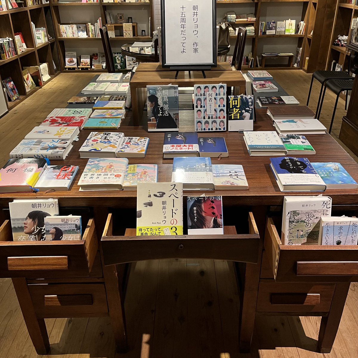 imadoki_shoten's tweet photo. 店頭の本、少し補充しております

また、BGMが新しくなりました
セットリストは
下記Spotifyのリンクからどうぞ
Tempalayにハマるお客様が多い
印象でしたので選曲しました
何卒
https://t.co/YnR80b5GCa https://t.co/yYPlJWljRS