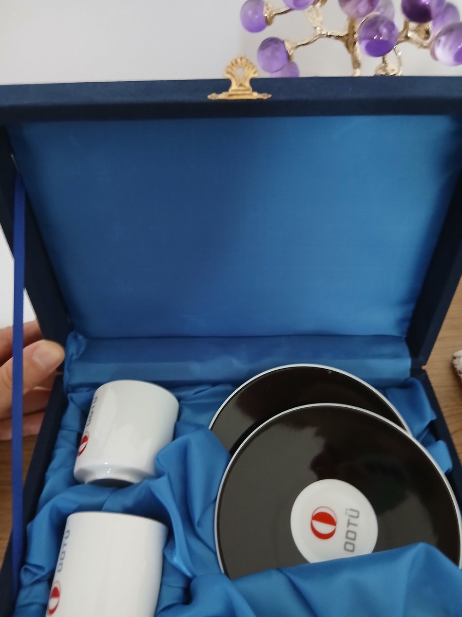 ODTÜ'deki <a href="/METU_ODTU/">METU / ODTÜ</a> 10 Kasım konuşmam sonrasında bir anı olarak hediye edilen ODTÜ kahve fincanı takımı.Sadece davet değil gösterilen misafirperverlik de memnuniyet verici oldu.Teşekkürü borç bilirim.Beni dinlemek için gelen <a href="/odtu_adt/">ODTÜ ADT</a> gençliğine de özellikle teşekkür ederim.