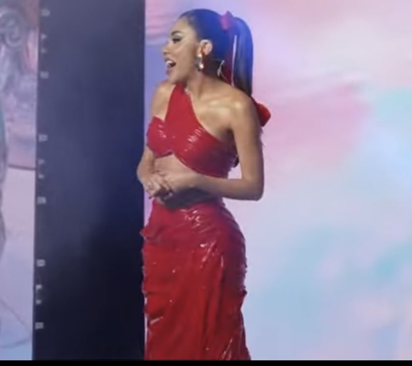 alepindter22_'s tweet photo. Los 4 ajuares que usó hoy la duquesa Karime Pindter para los #ImpulseAwards 👑 iconica, sirviendo moda🫦💄
KARIME CONDUCE https://t.co/3a8TFUxoSI
