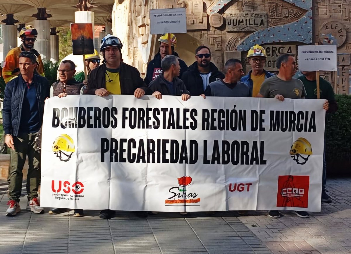 #USOEnLucha con los bomberos forestales de la Región de Murcia que vuelven a concentrarse frente a la asamblea regional por un pliego de condiciones laborales dignas.

No a la precariedad laboral‼️
Si a la subida salarial‼️
#USOServicios